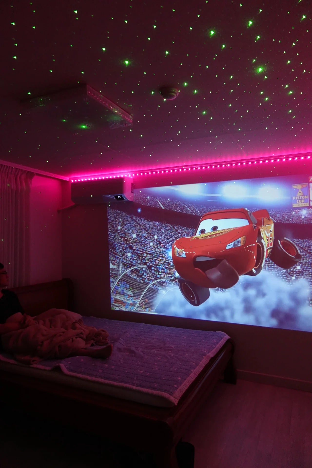 Renoura™ Theater Projector